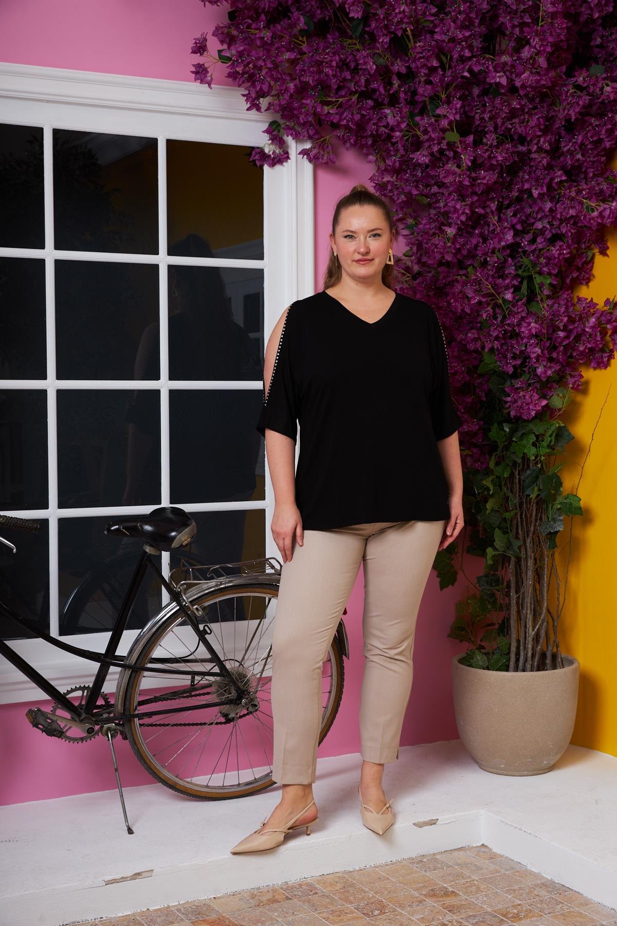 Kol Yırtmaçlı Taş İşlemeli Büyük Beden Tişört Siyah