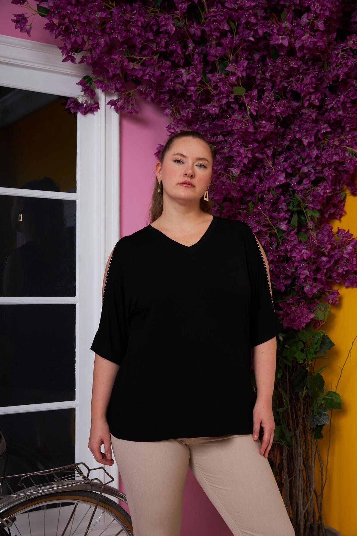 Kol Yırtmaçlı Taş İşlemeli Büyük Beden Tişört Siyah