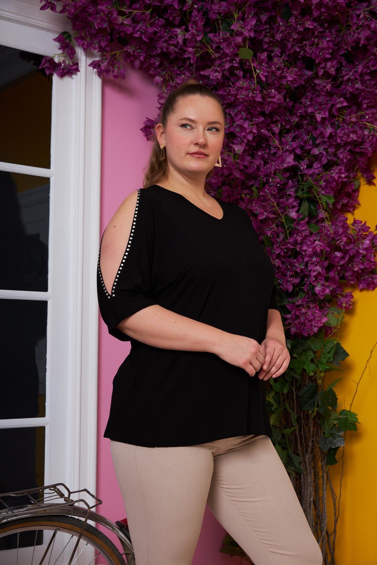 Kol Yırtmaçlı Taş İşlemeli Büyük Beden Tişört Siyah