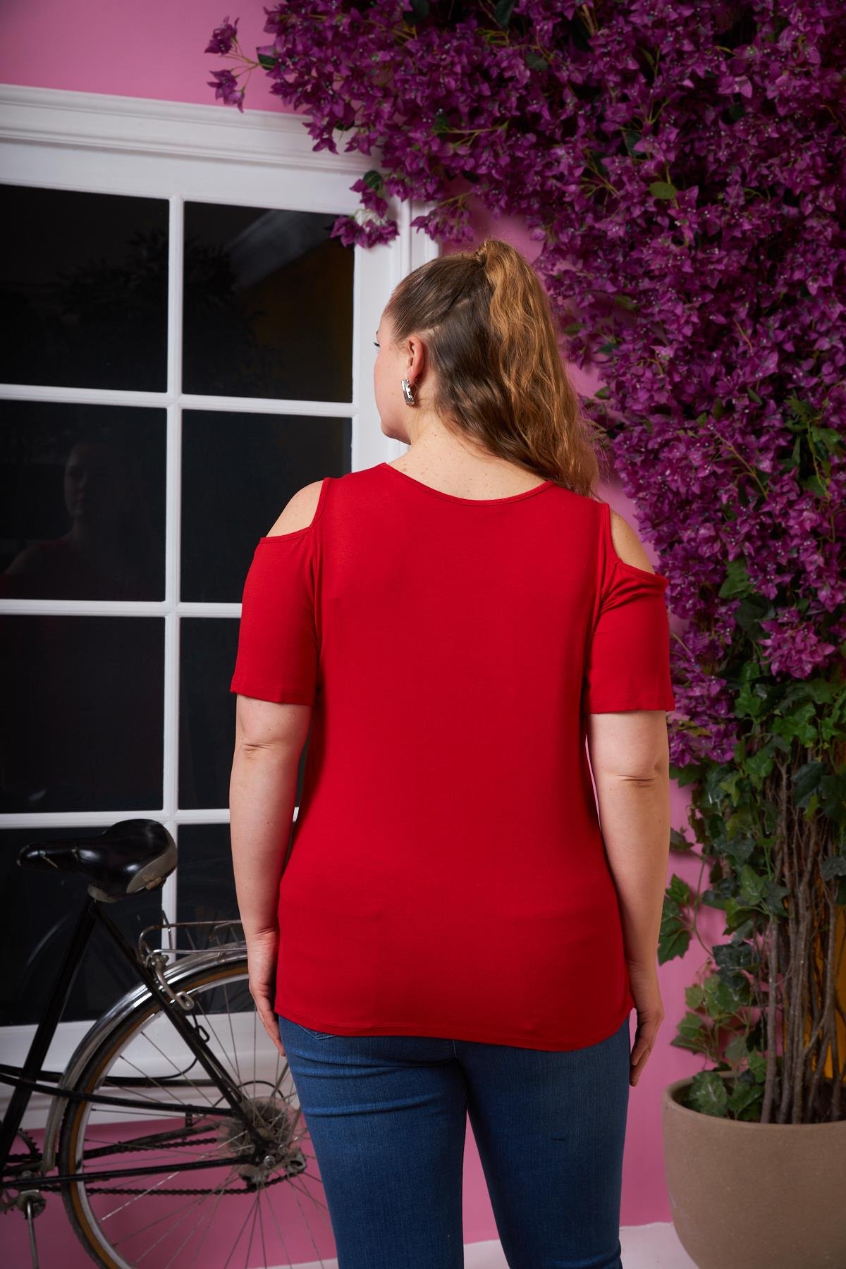 Omuzları Açık Büyük Beden Tişört Kırmızı