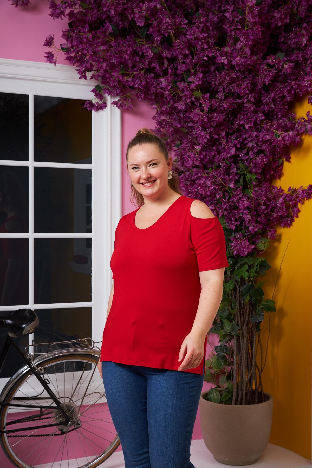 Omuzları Açık Büyük Beden Tişört Kırmızı