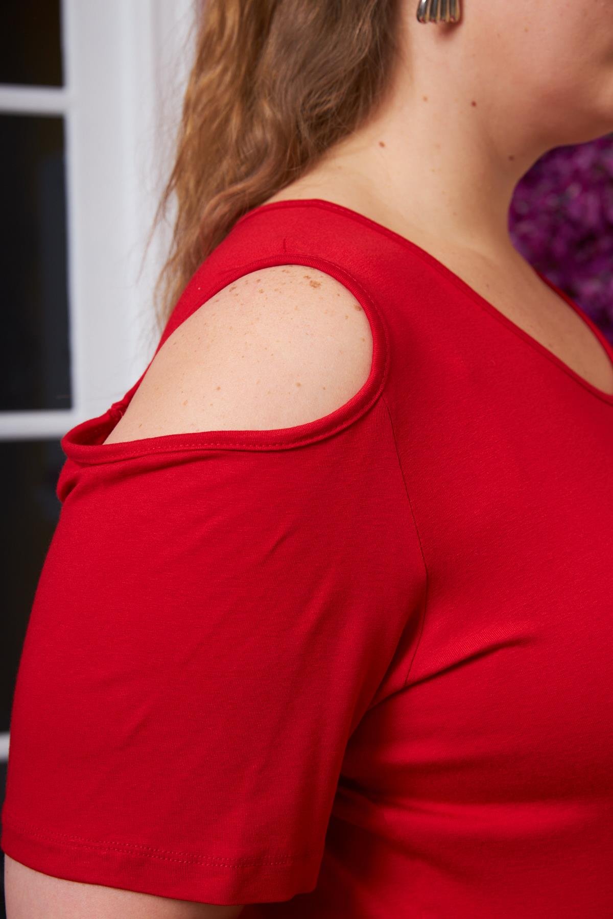 Omuzları Açık Büyük Beden Tişört Kırmızı