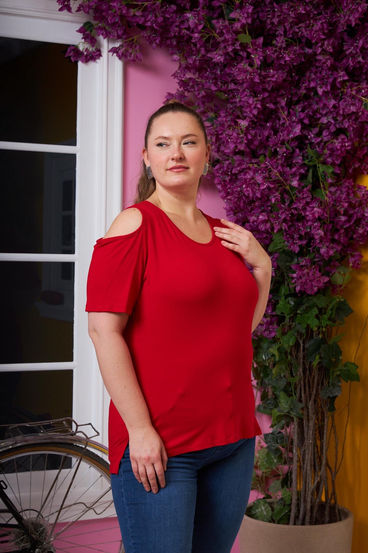 Omuzları Açık Büyük Beden Tişört Kırmızı