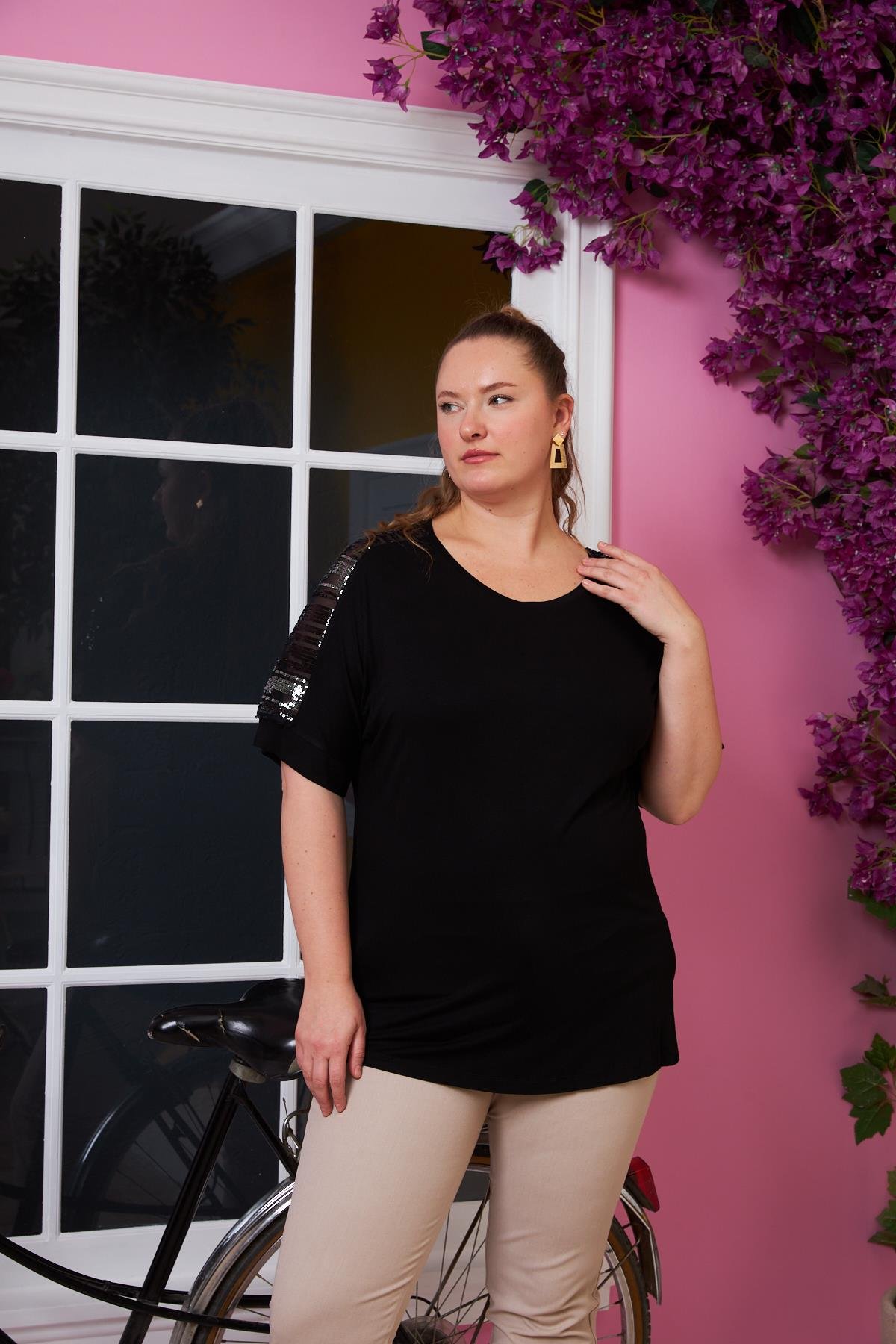 Omuzları Pul Payetli Büyük Beden Tişört Siyah