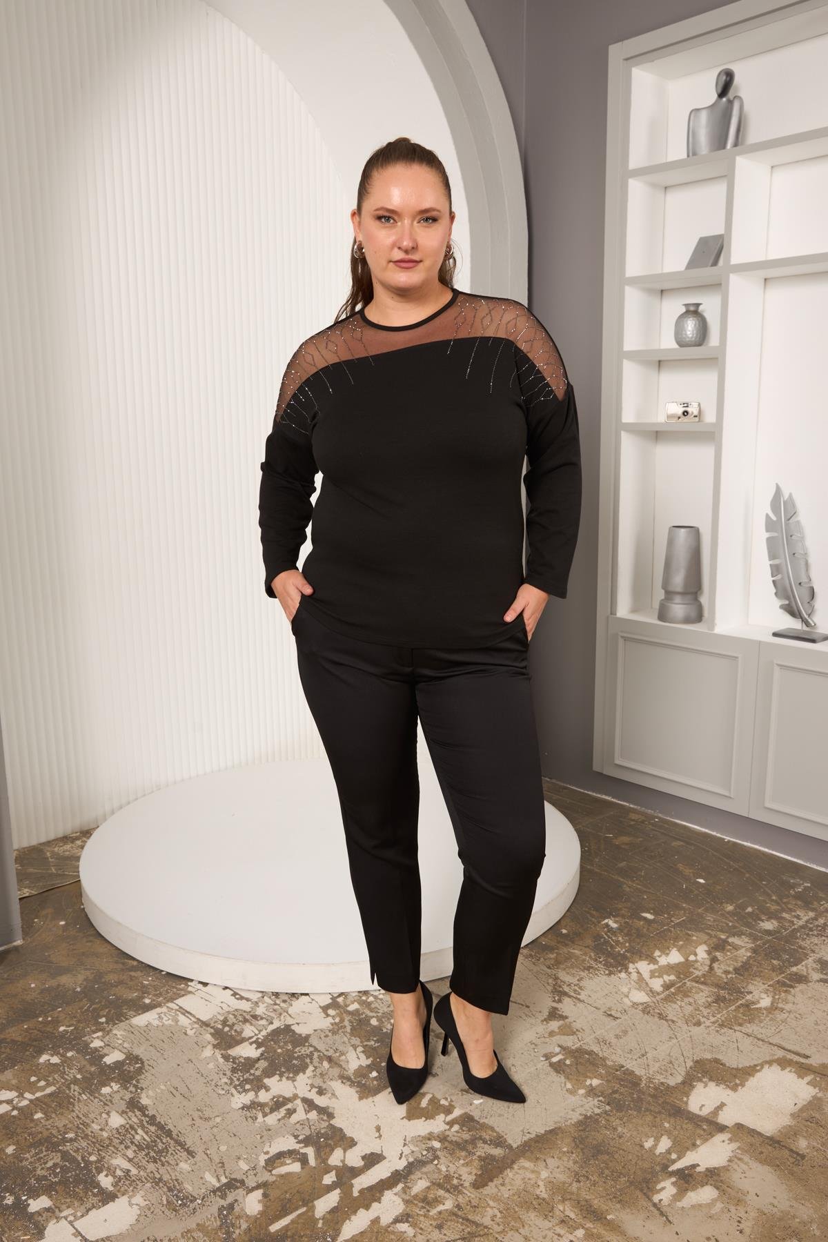 Omuzları Tül Taş Detaylı Büyük Beden Bluz Siyah