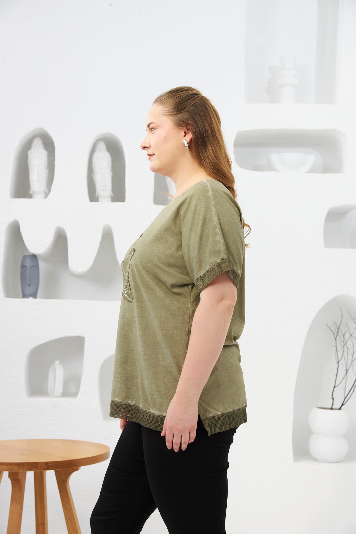 Pul Payet İşlemeli Büyük Beden Boyamalı Tişört Haki