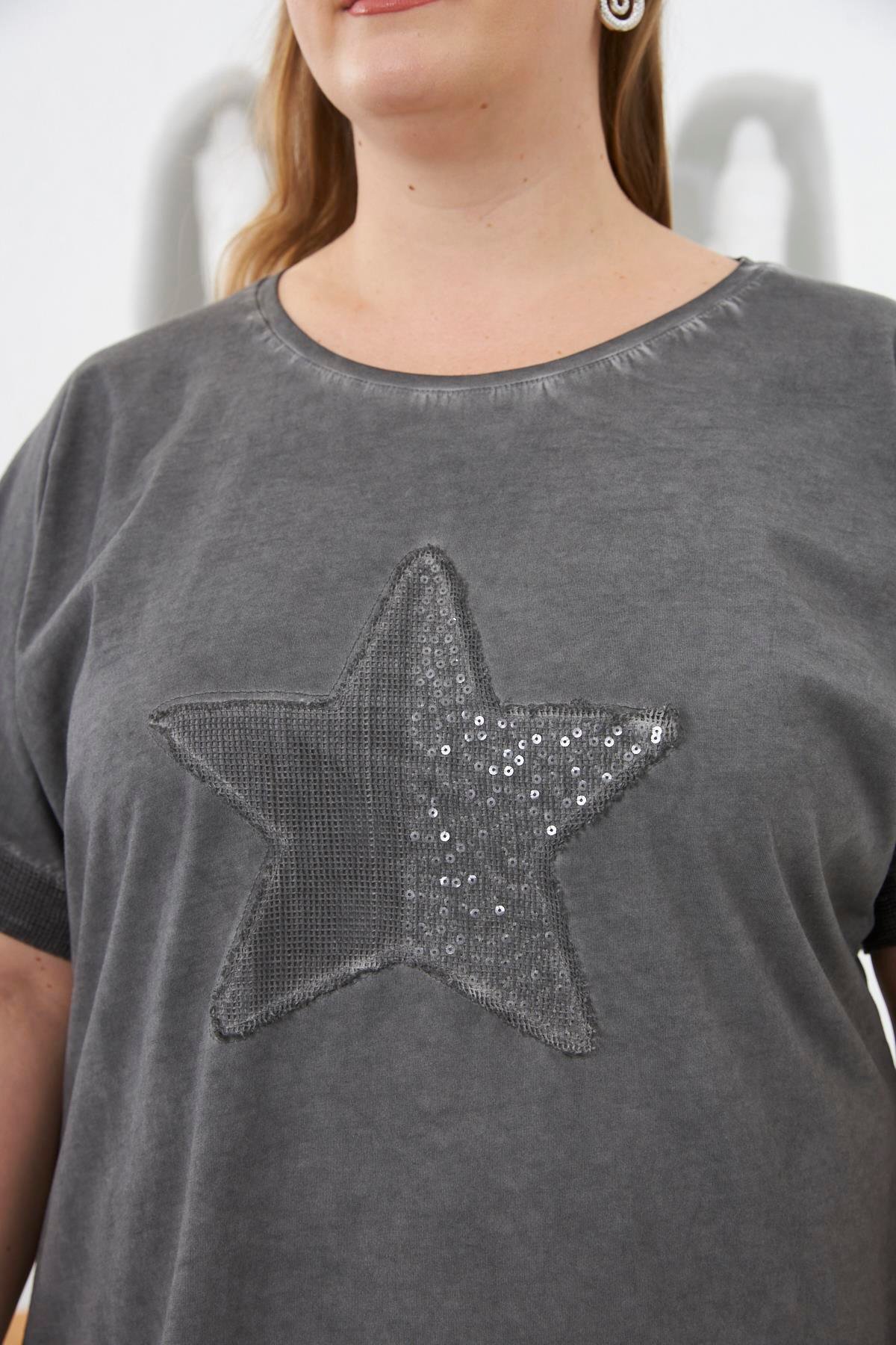 Pul Payet İşlemeli Büyük Beden Boyamalı Tişört Füme