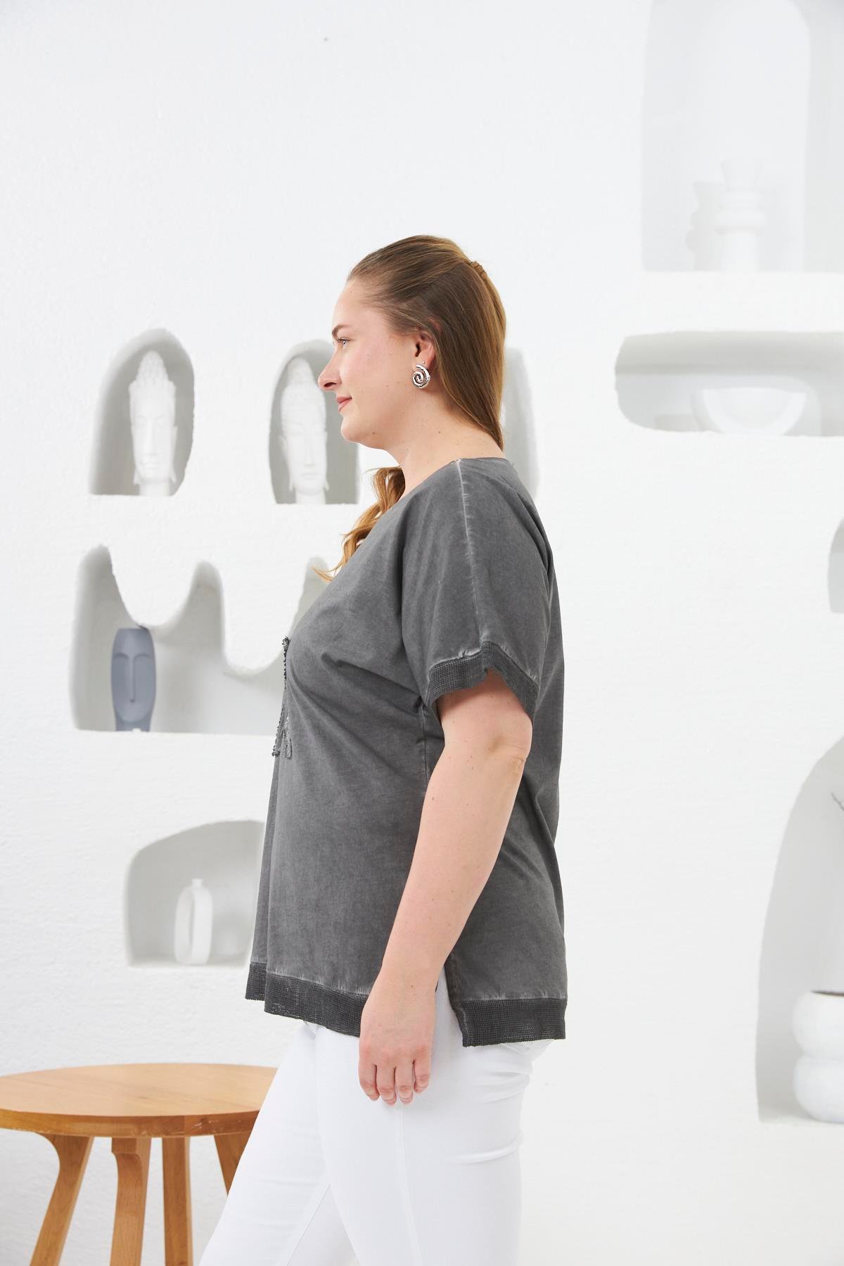 Pul Payet İşlemeli Büyük Beden Boyamalı Tişört Füme