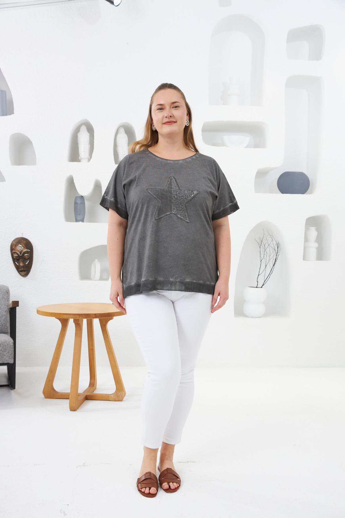 Pul Payet İşlemeli Büyük Beden Boyamalı Tişört Füme