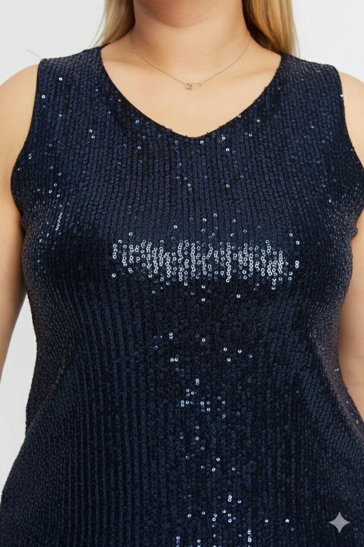 Pul Payetli Büyük Beden Sıfır Kol Lacivert Bluz - RMG