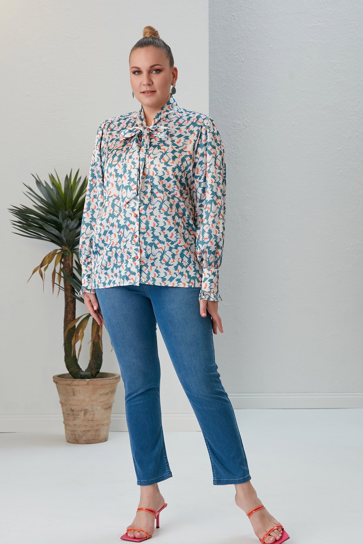 Rmg Kol ve Yaka Detaylı Desenli Büyük Beden Petrol Gömlek