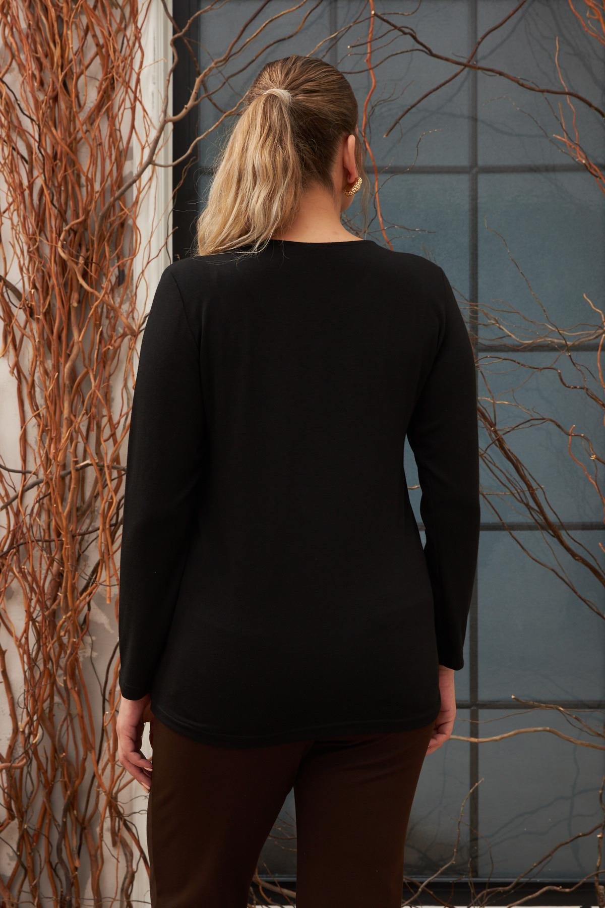 Rmg Yaka Aksesuarlı Büyük Beden Siyah Bluz