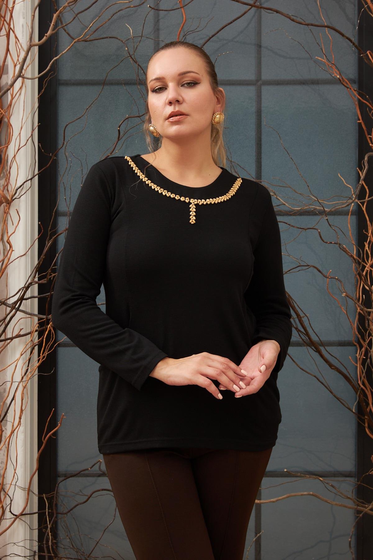 Rmg Yaka Aksesuarlı Büyük Beden Siyah Bluz