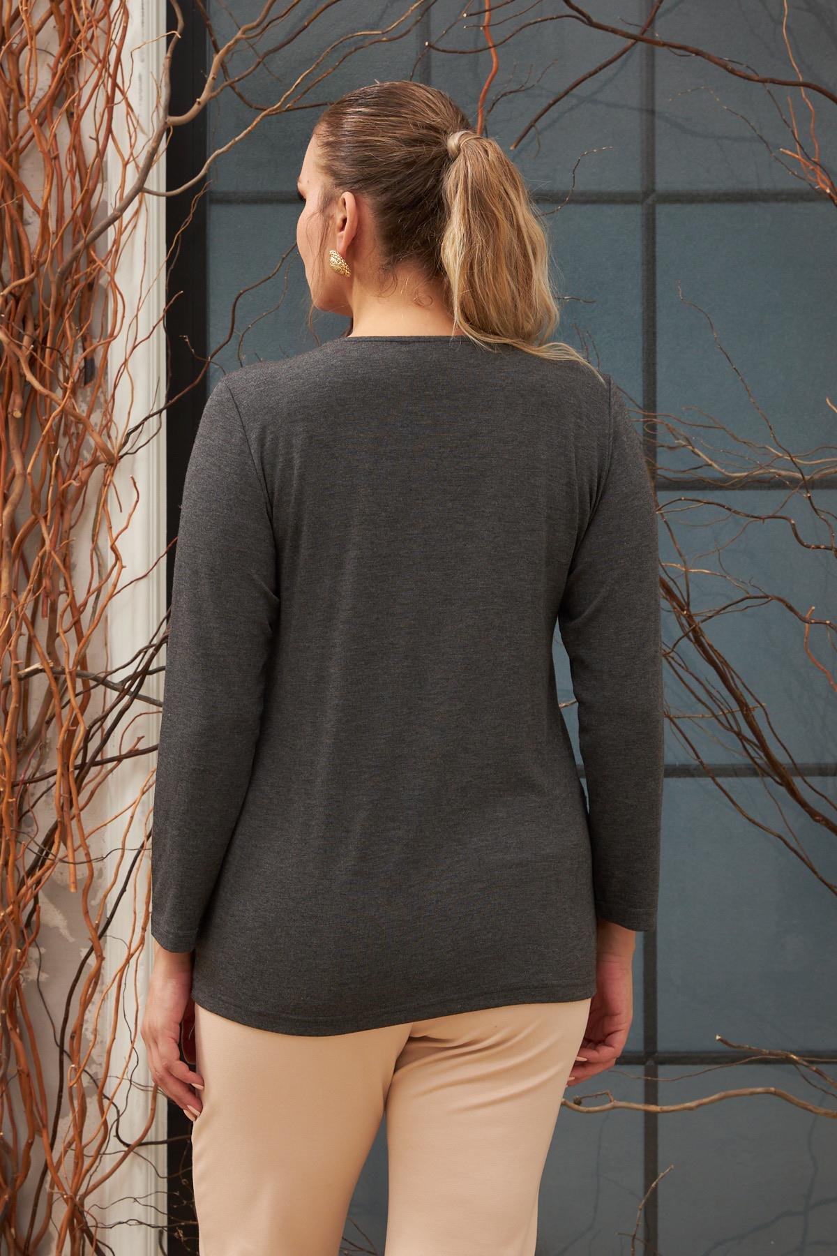 Rmg Yaka Aksesuarlı Cepli Büyük Beden Füme Bluz