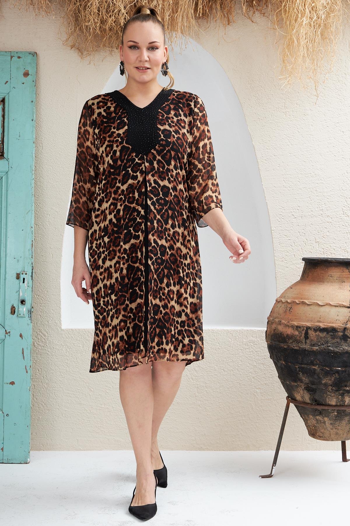 Rmg Yaka Taş Detaylı Leopar Desenli Büyük Beden Vizon Elbise 