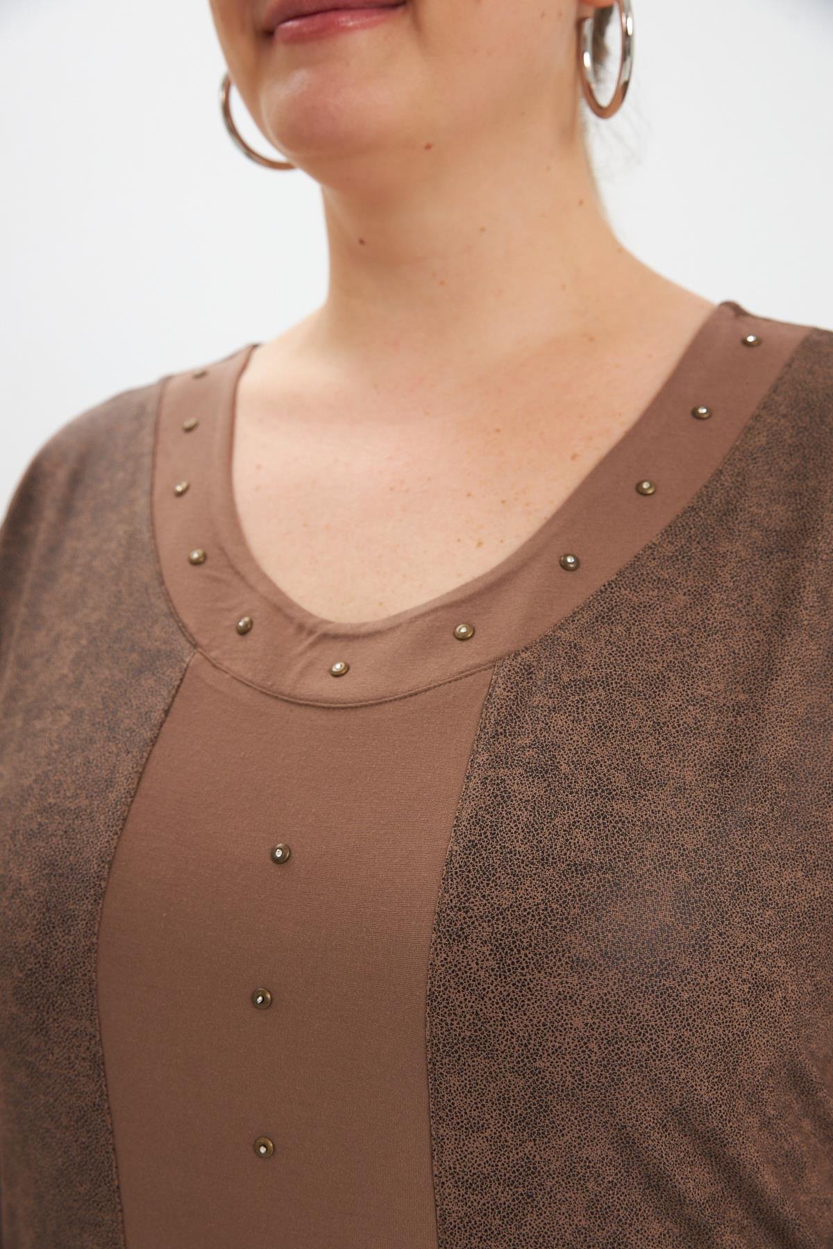 Şerit Ve Zımba Detaylı Büyük Beden Kadın Bluz Vizon