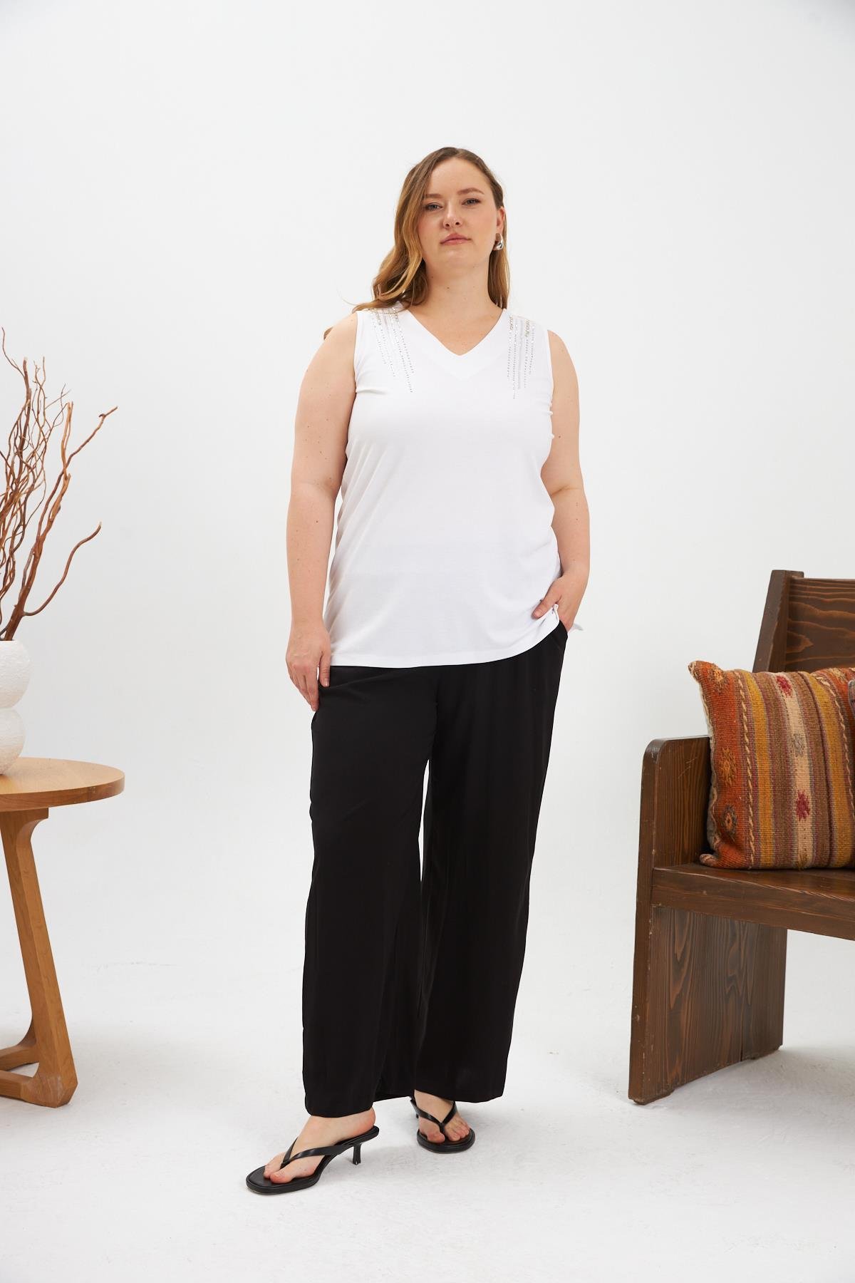 Taş Detaylı Büyük Beden Kolsuz Bluz Ekru