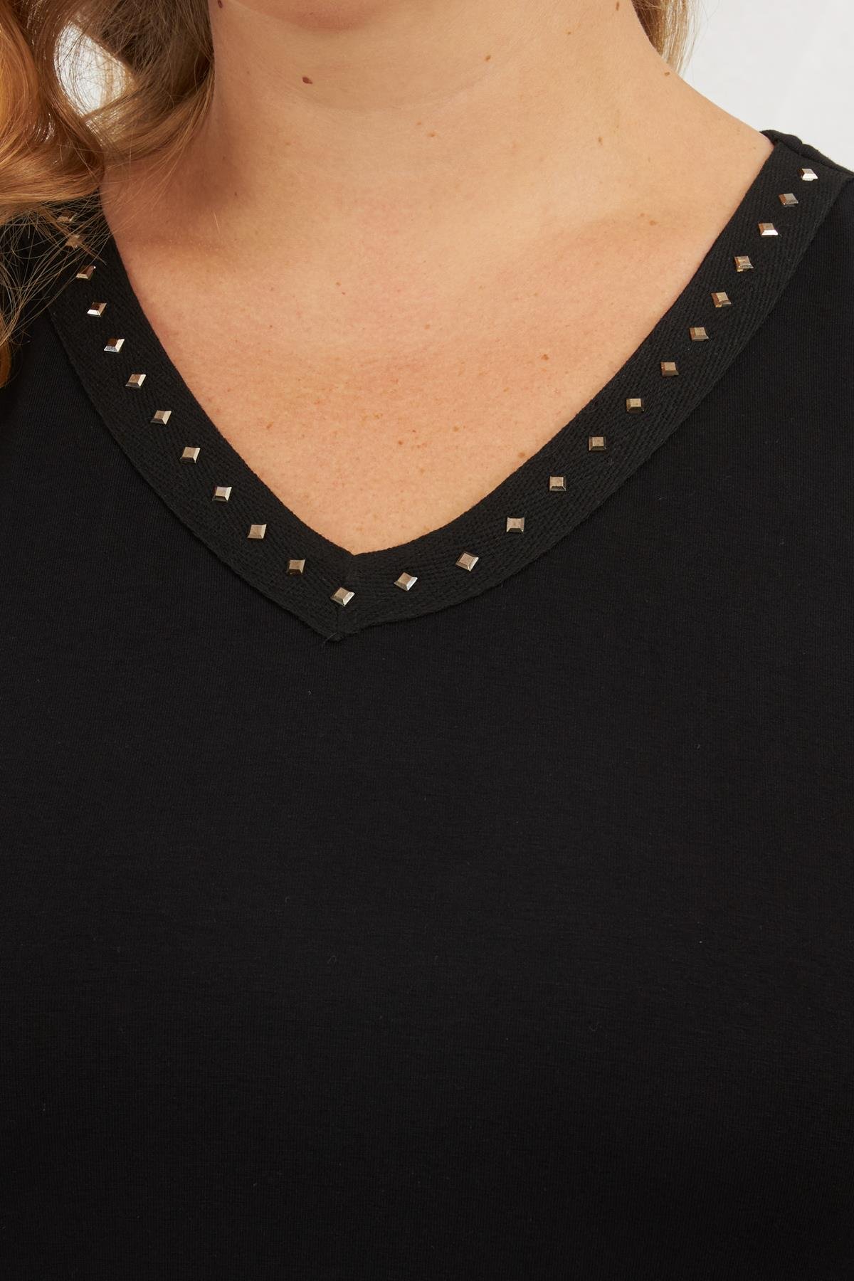 Taş Detaylı Büyük Beden Sıfır Kol Bluz Siyah