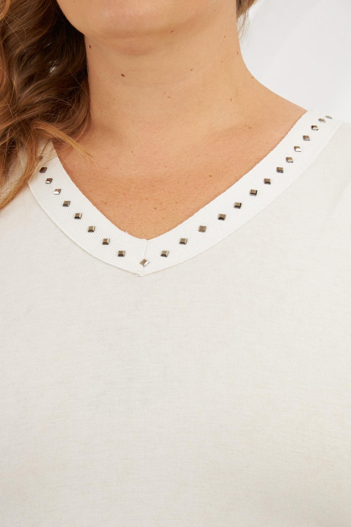 Taş Detaylı Büyük Beden Sıfır Kol Bluz Beyaz