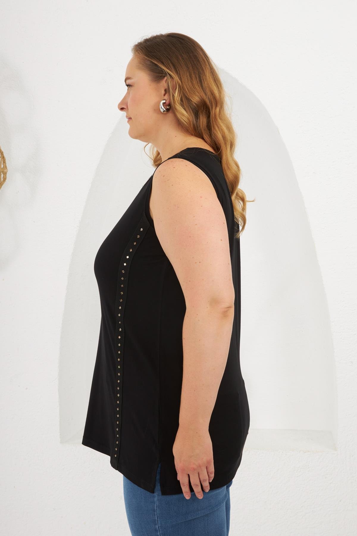 Taş Detaylı Büyük Beden Sıfır Kol Bluz Siyah