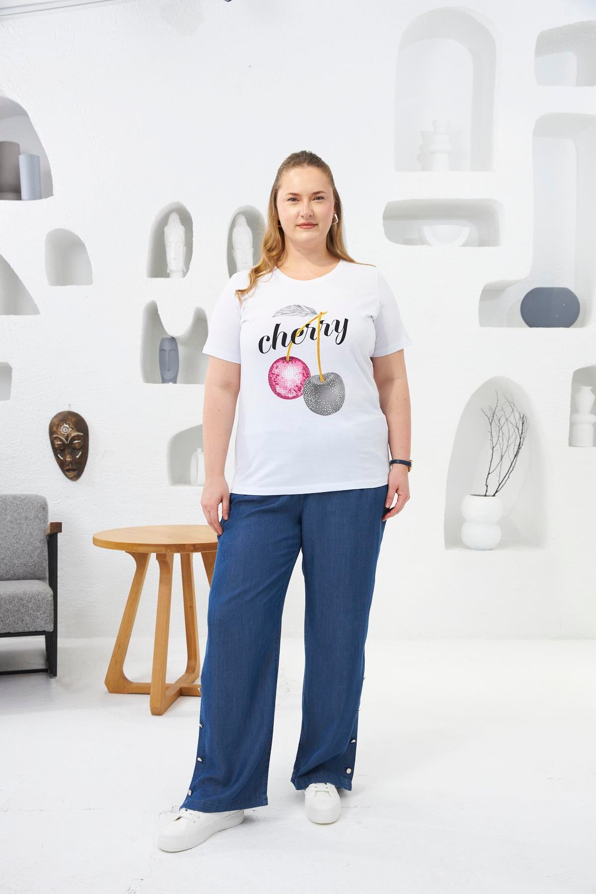 Taş İşlemeli Kiraz Desenli Büyük Beden Tişört Beyaz