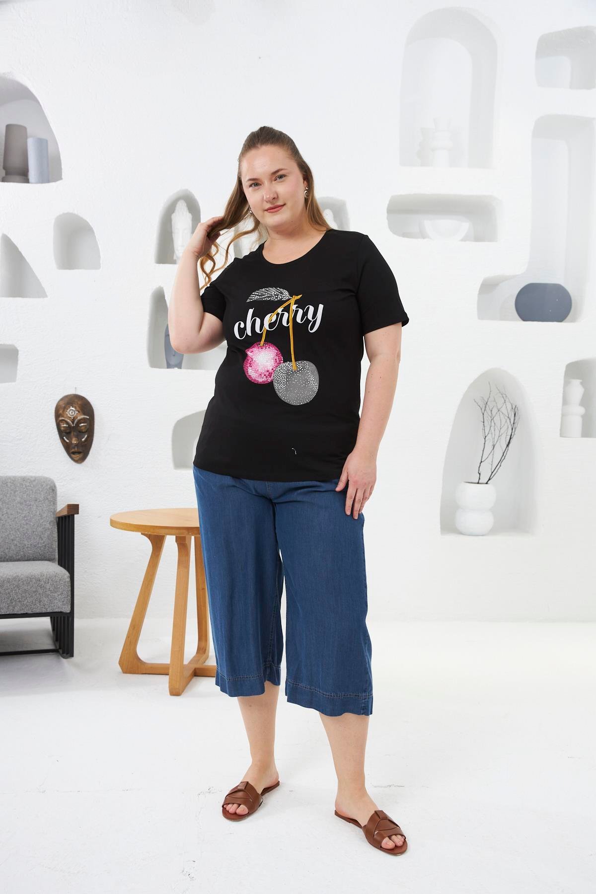 Taş İşlemeli Kiraz Desenli Büyük Beden Tişört Siyah