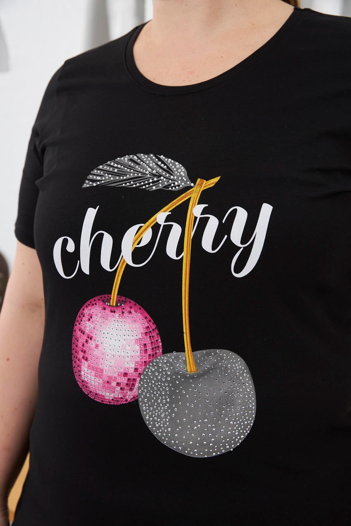 Taş İşlemeli Kiraz Desenli Büyük Beden Tişört Siyah