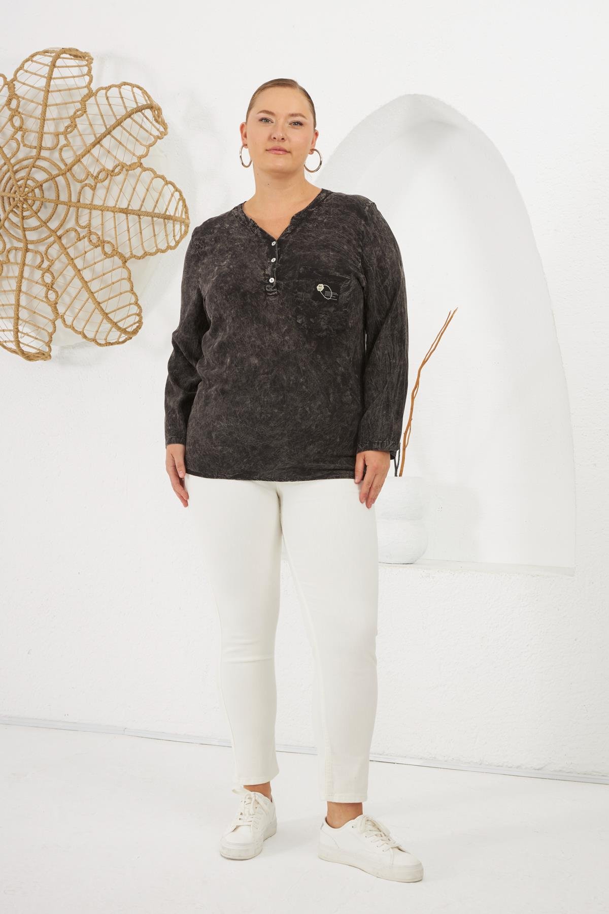 Yaka Arma Detaylı Büyük Beden Yıkamalı Bluz Siyah