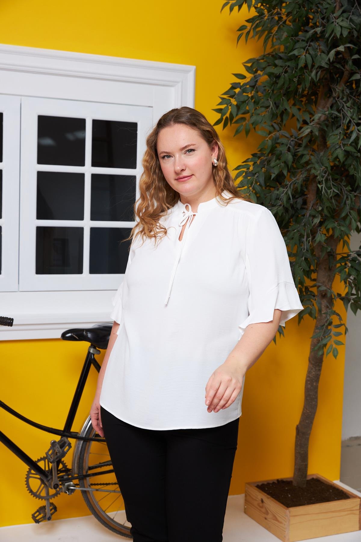 Yaka Bağcık Detaylı Büyük Beden Bluz Ekru