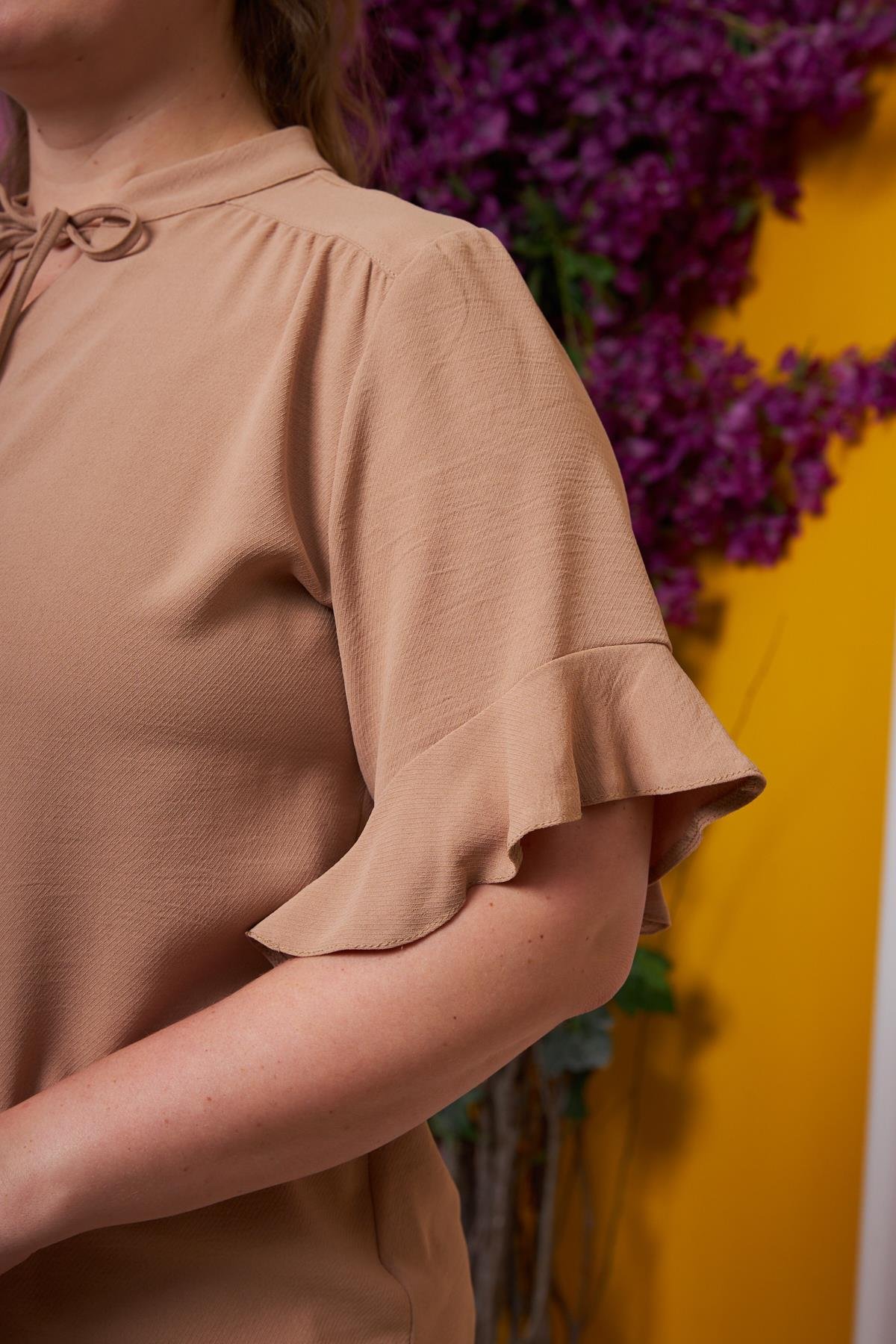 Yaka Bağcık Detaylı Büyük Beden Bluz Vizon