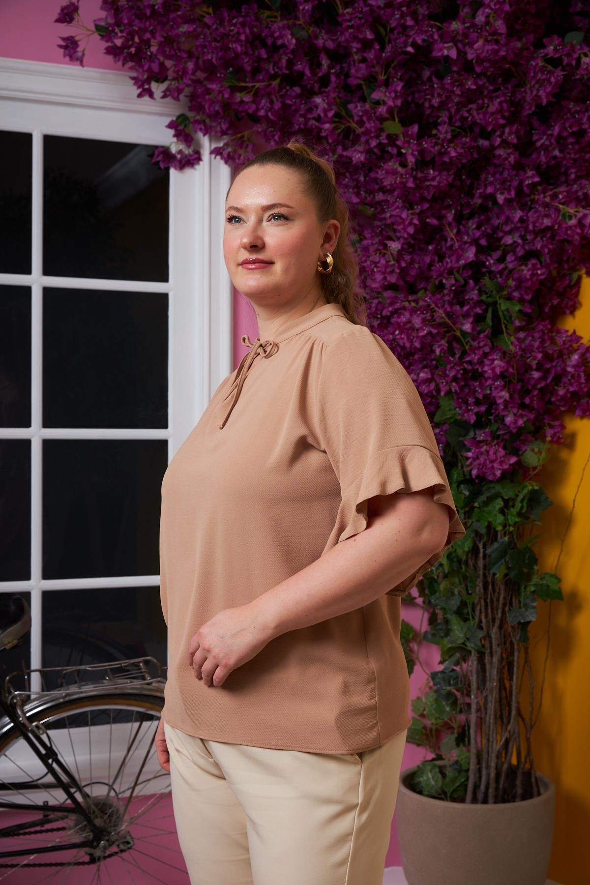 Yaka Bağcık Detaylı Büyük Beden Bluz Vizon