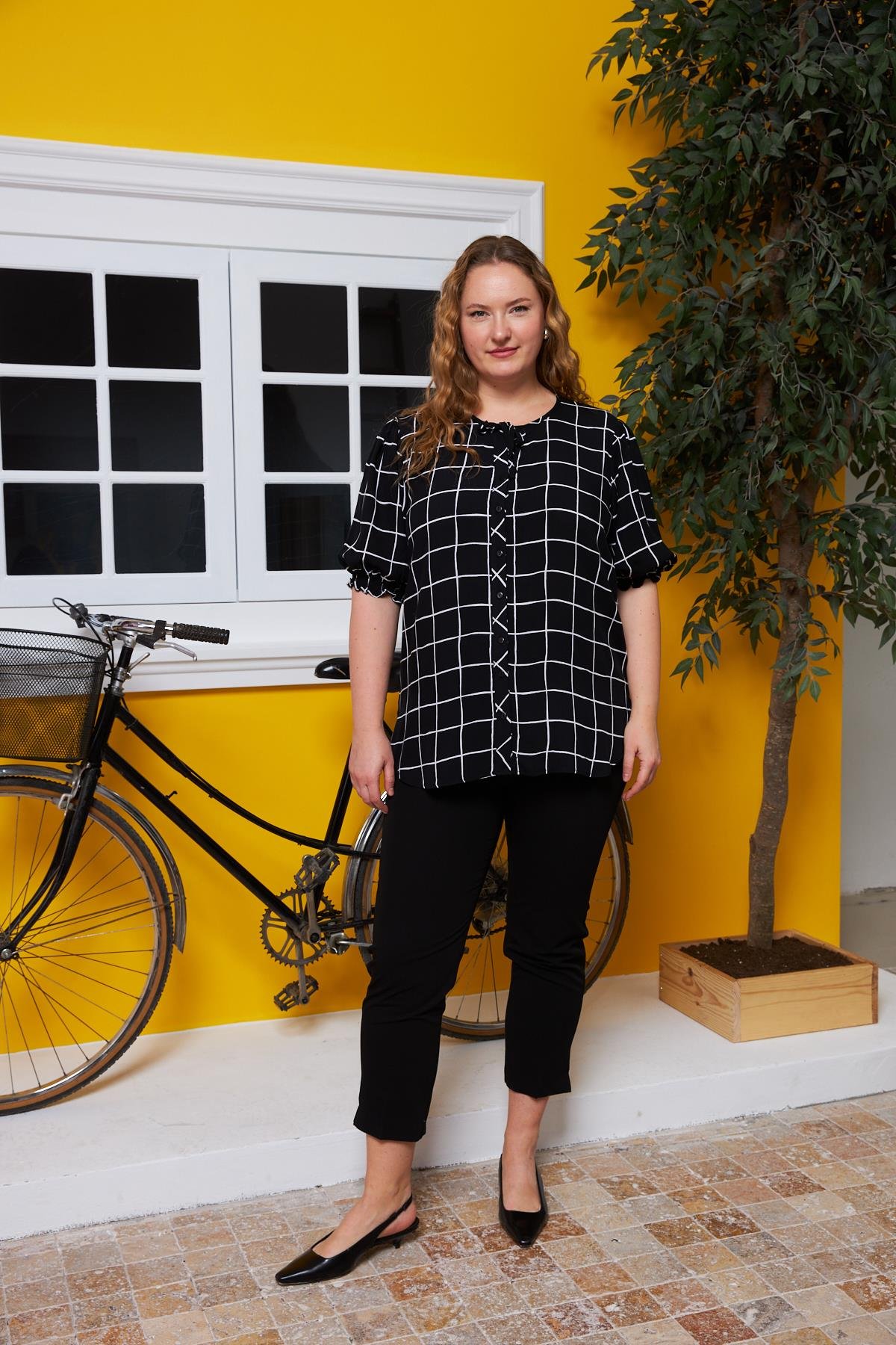 Yaka Bağcık Detaylı Kareli Büyük Beden Gömlek Siyah