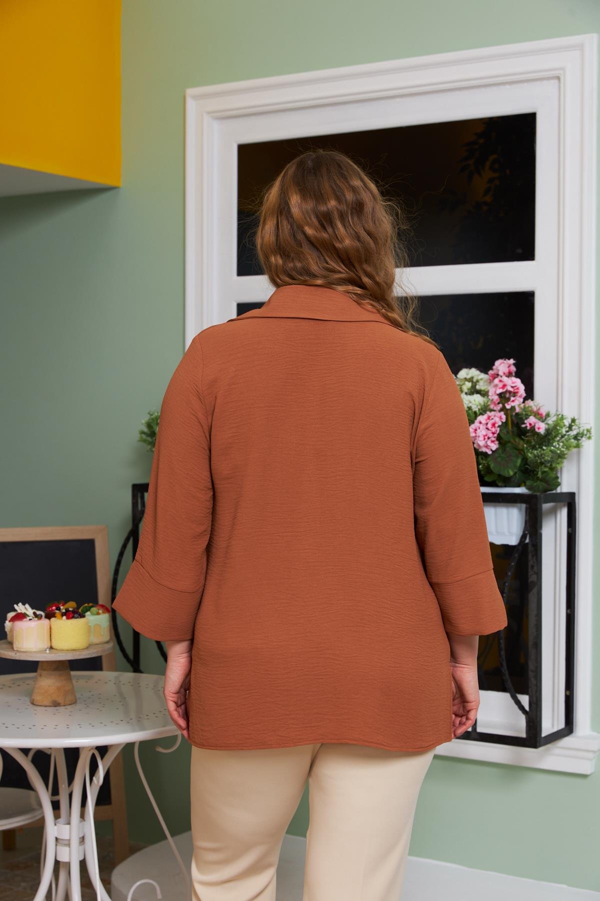 Yaka Detaylı Büyük Beden Bluz Camel