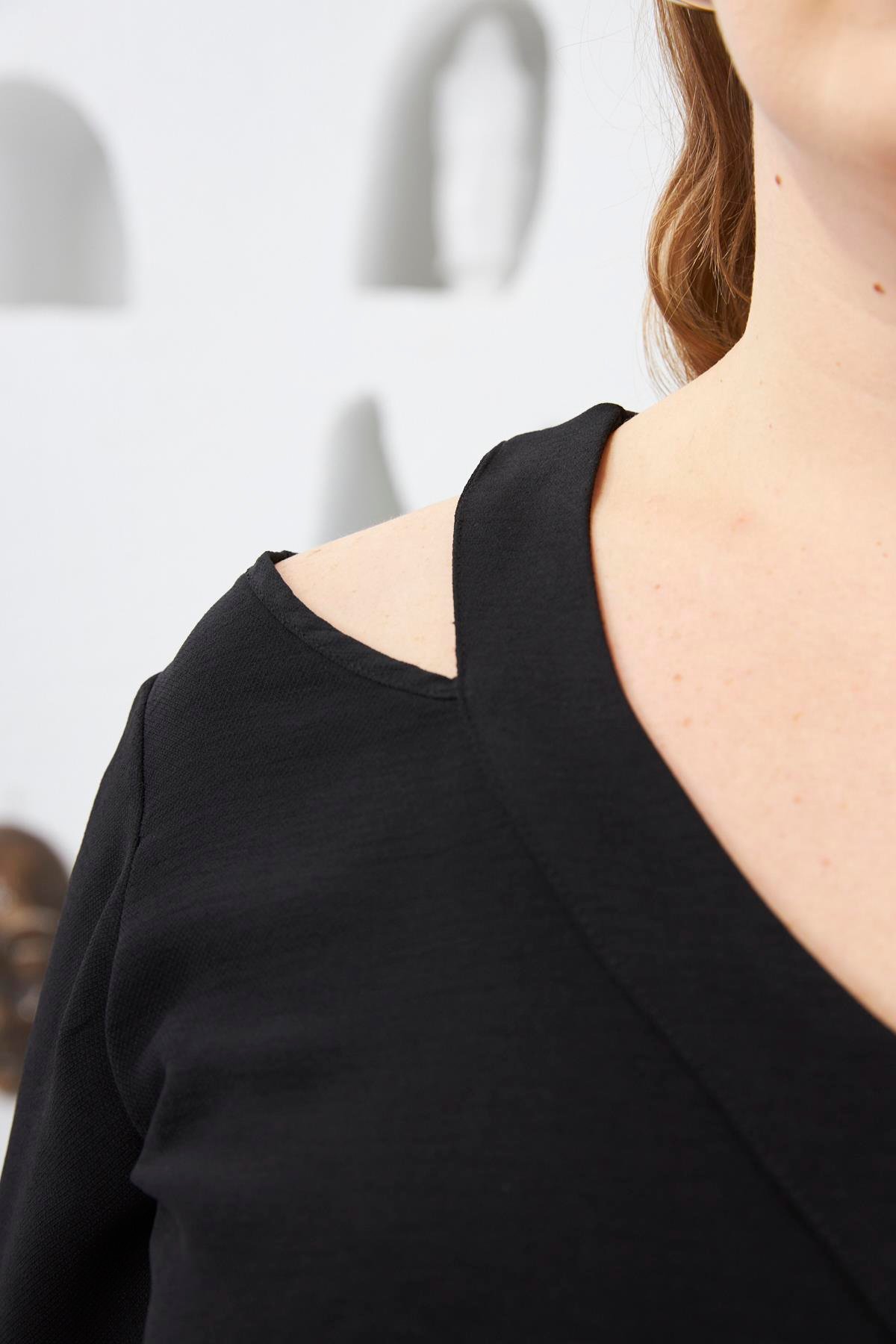 Yaka Detaylı Büyük Beden Bluz Siyah