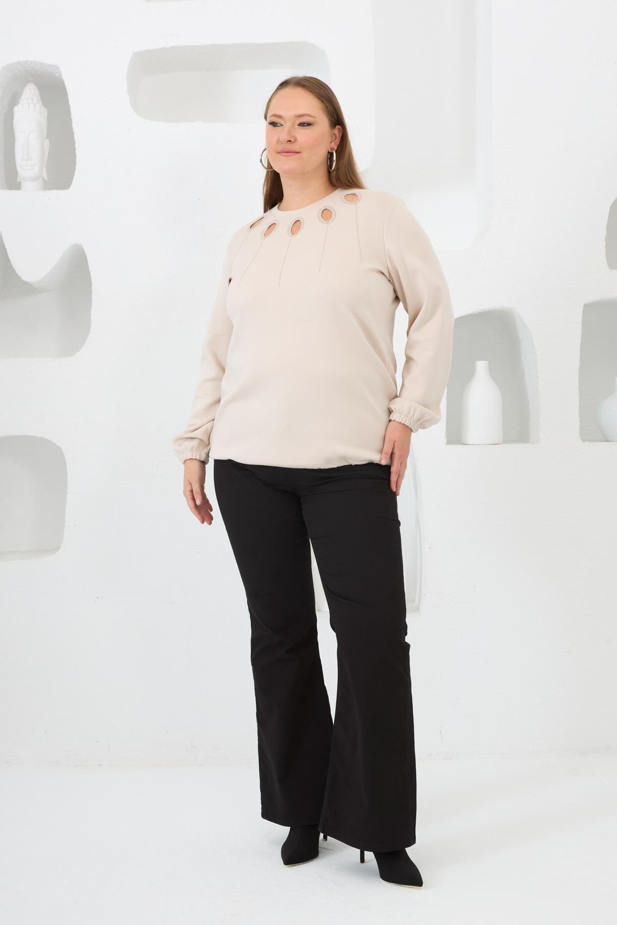 Yaka Detaylı Kol ve Eteği Büzgülü Büyük Beden Sweat Krem