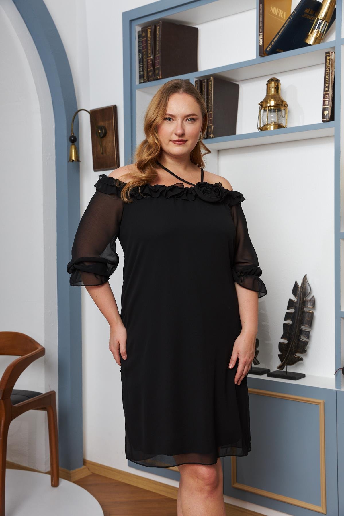 Yaka Gül Detaylı Fırfırlı Büyük Beden Şifon Elbise Siyah