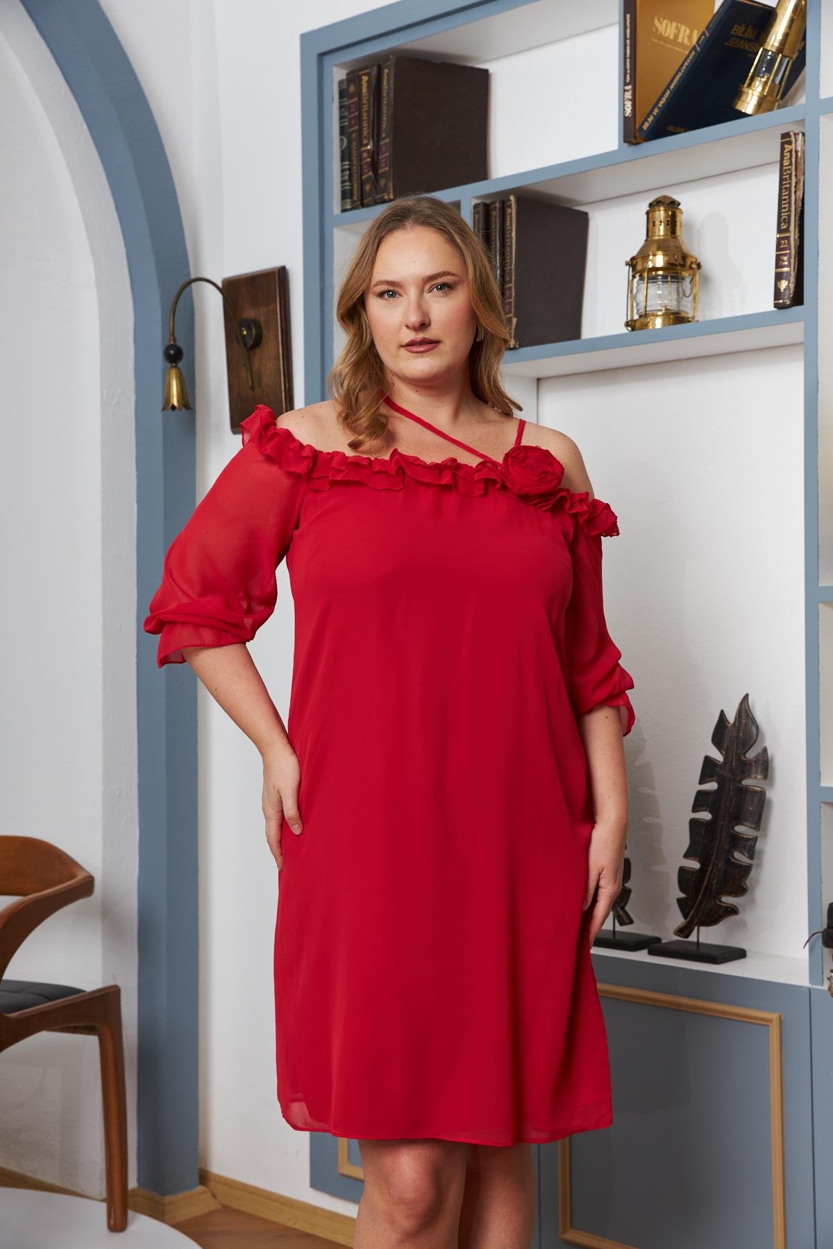 Yaka Gül Detaylı Fırfırlı Büyük Beden Şifon Elbise Mercan