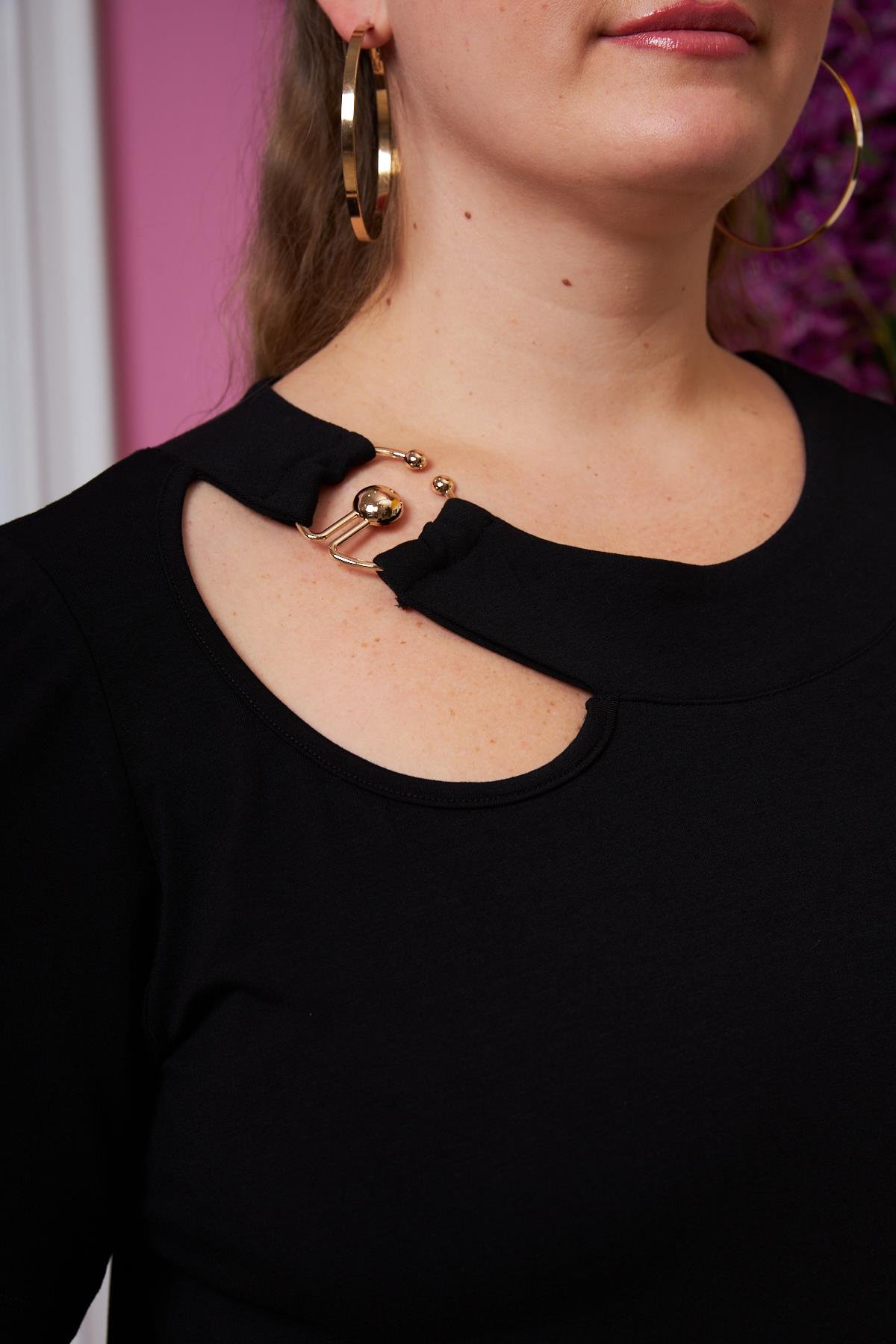 Yaka Halka Detaylı Büyük Beden Tişört Siyah