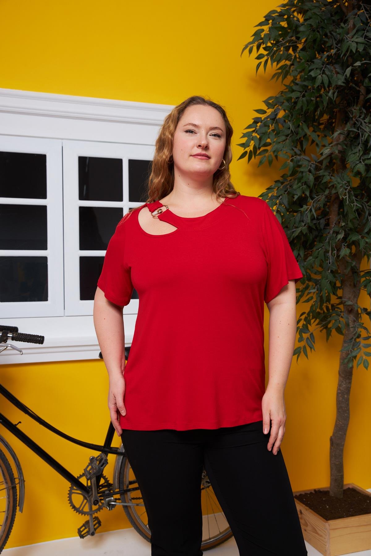 Yaka Halka Detaylı Büyük Beden Tişört Kırmızı