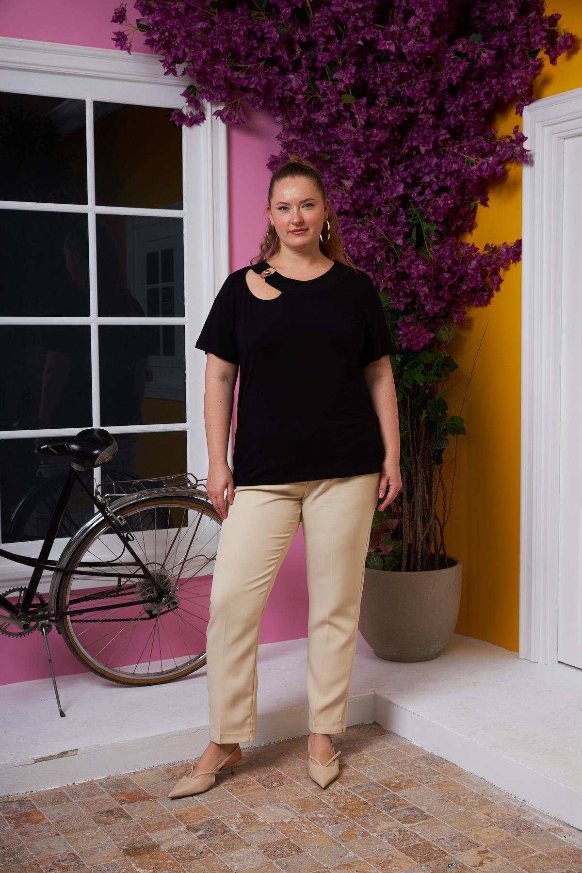 Yaka Halka Detaylı Büyük Beden Tişört Siyah