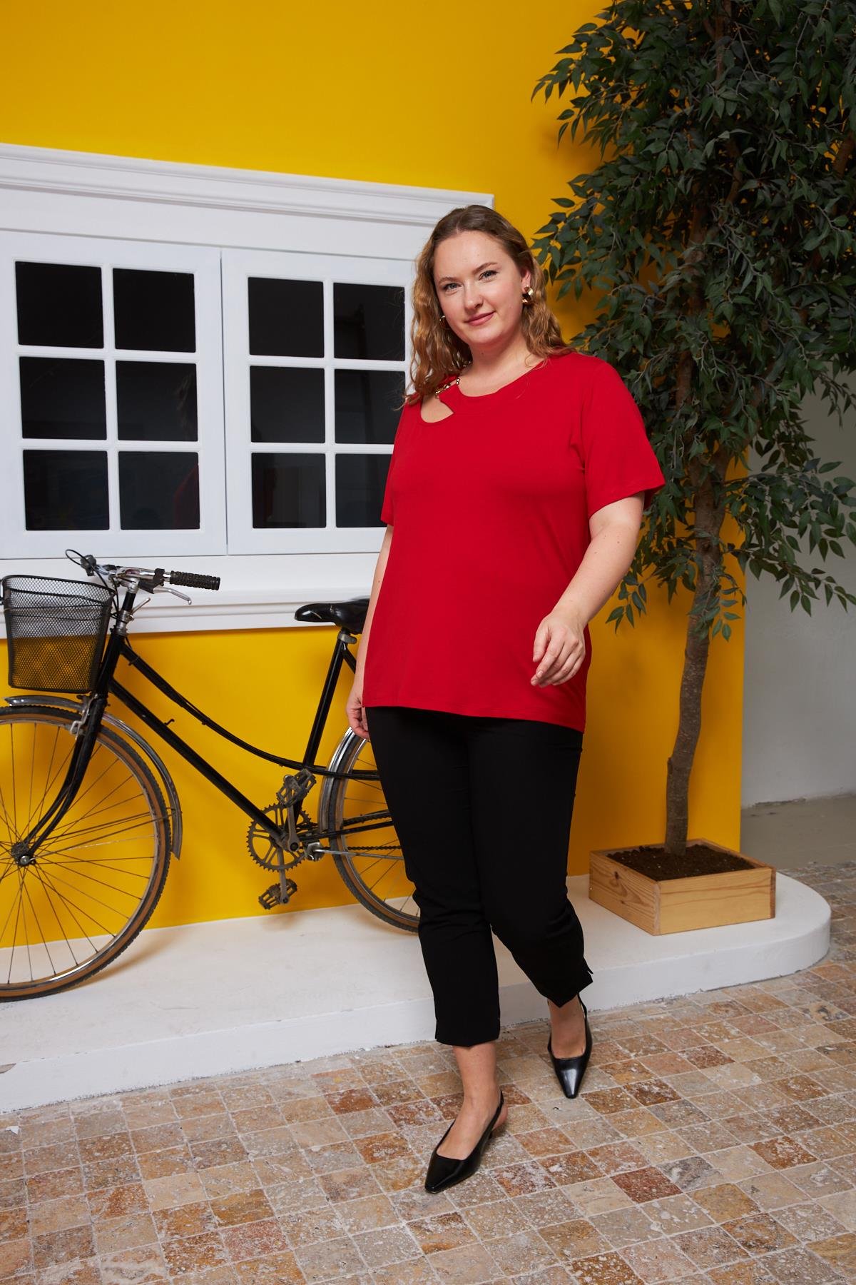 Yaka Halka Detaylı Büyük Beden Tişört Kırmızı