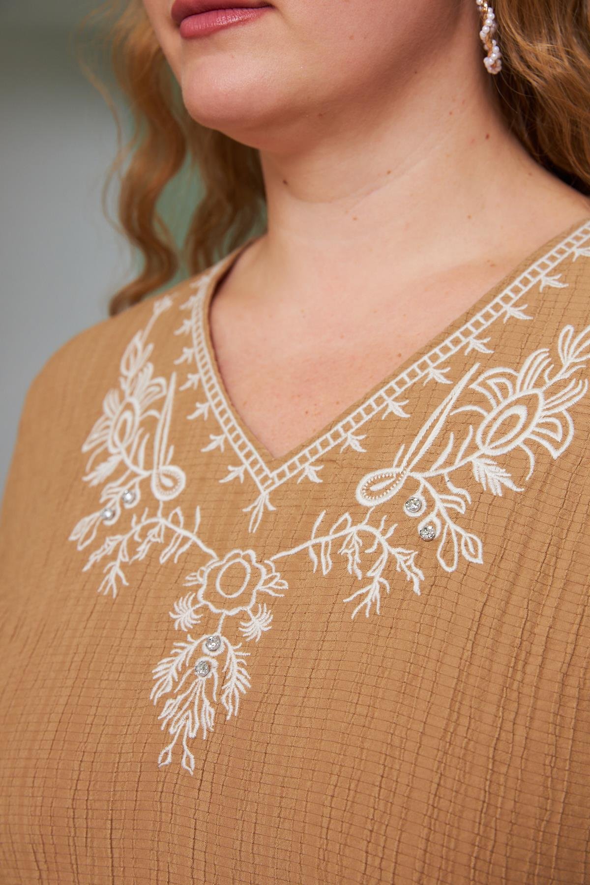 Yaka Nakış ve Taş Detaylı Büyük Beden Krinkıl Bluz Vizon