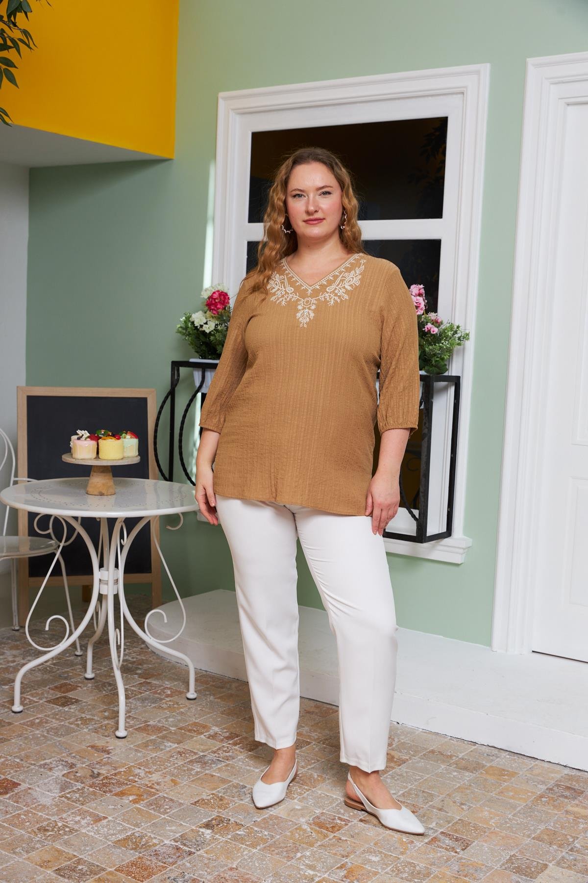 Yaka Nakış ve Taş Detaylı Büyük Beden Krinkıl Bluz Vizon