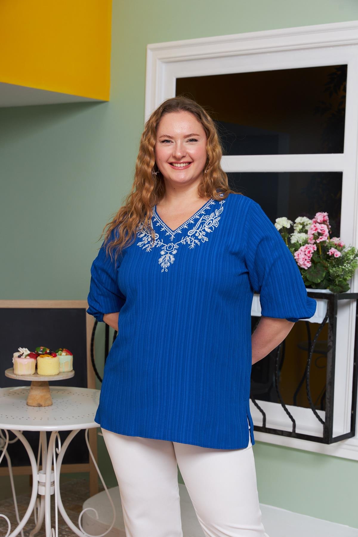 Yaka Nakış ve Taş Detaylı Büyük Beden Krinkıl Bluz Saks