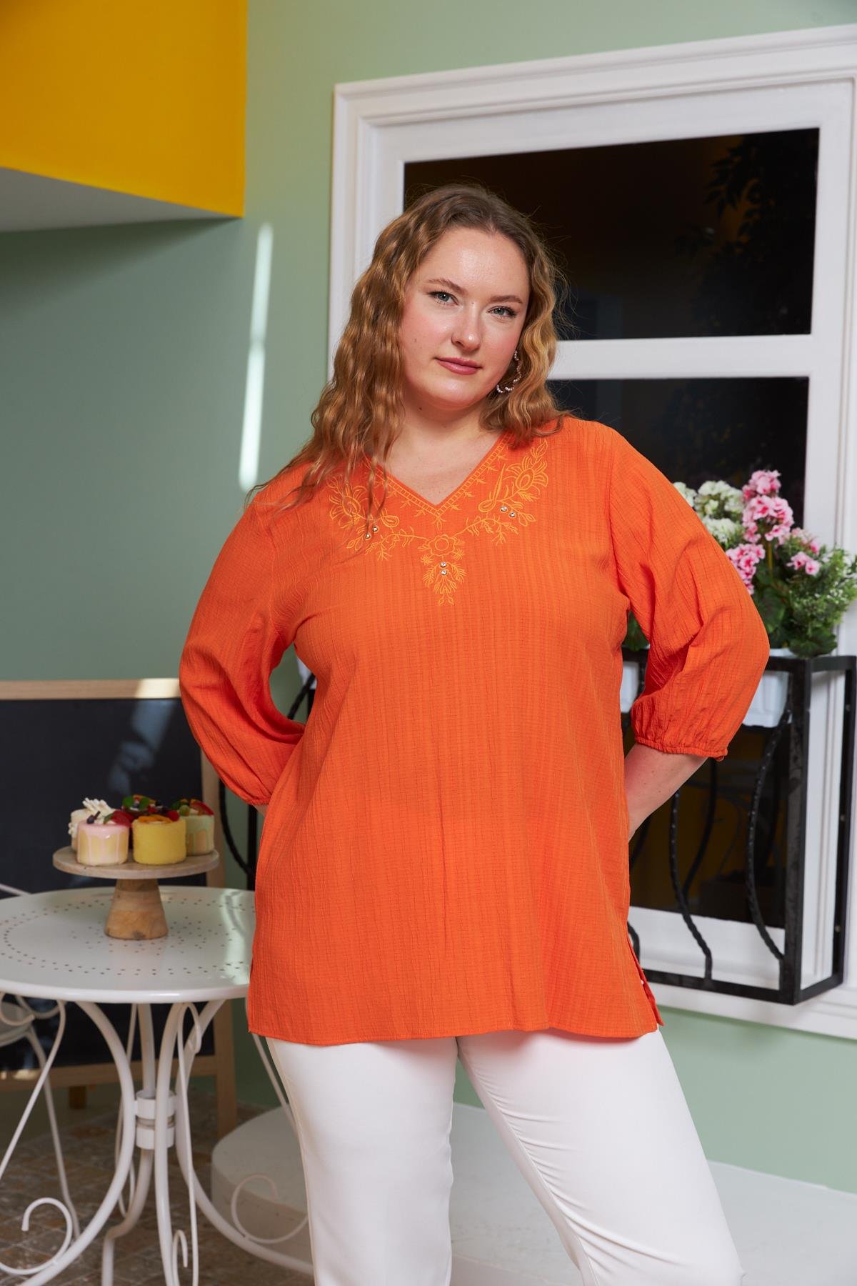 Yaka Nakış ve Taş Detaylı Büyük Beden Krinkıl Bluz Turuncu