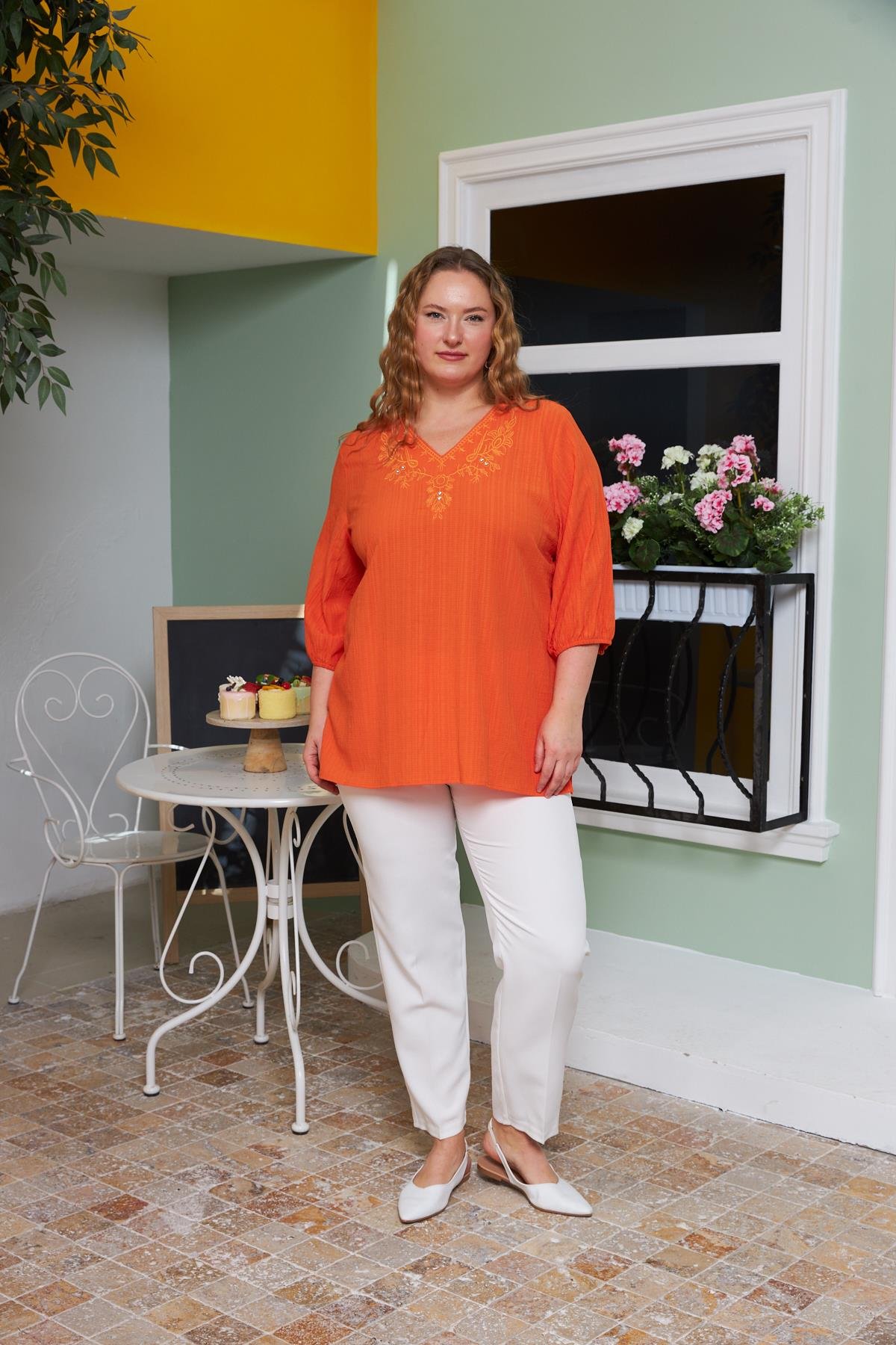 Yaka Nakış ve Taş Detaylı Büyük Beden Krinkıl Bluz Turuncu