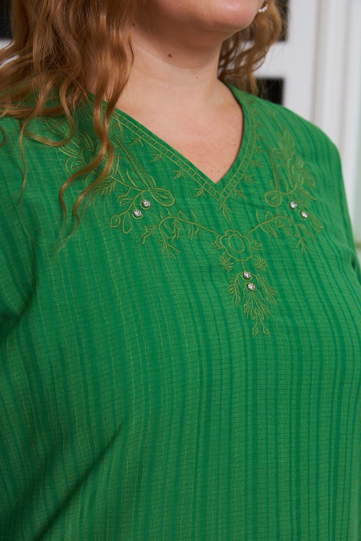 Yaka Nakış ve Taş Detaylı Büyük Beden Krinkıl Bluz Yeşil