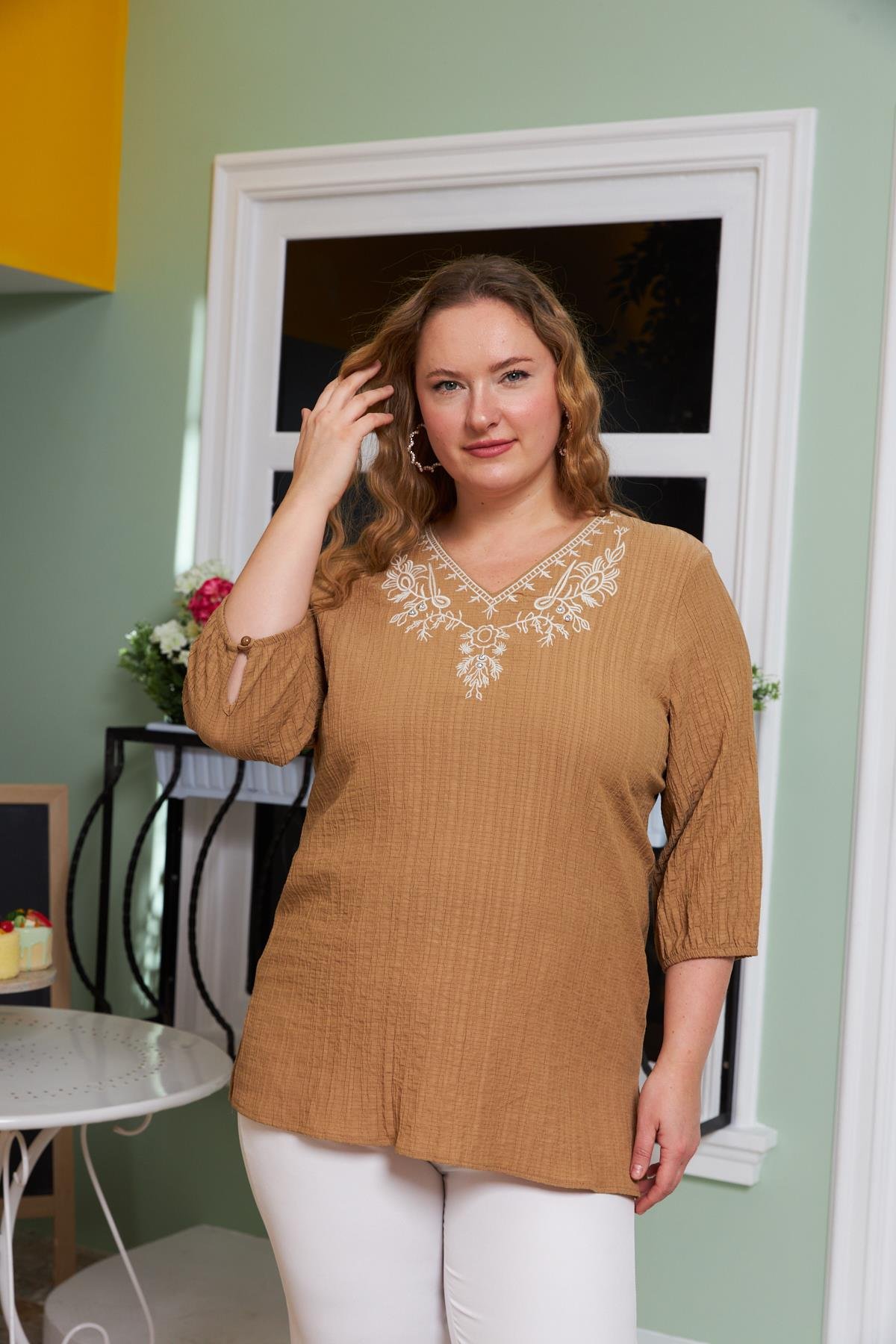 Yaka Nakış ve Taş Detaylı Büyük Beden Krinkıl Bluz Vizon