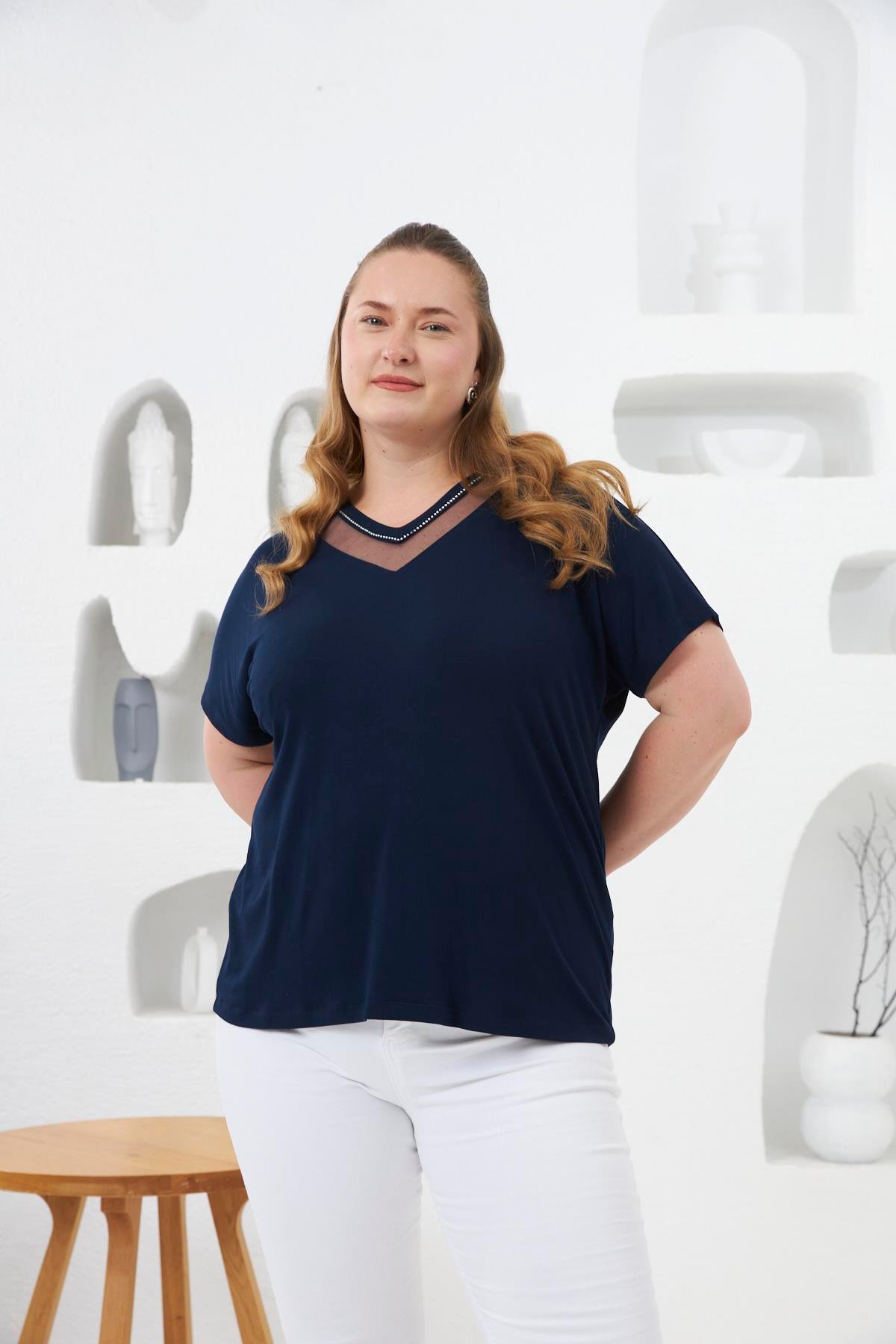 Yaka Tül Ve Taş Detaylı Büyük Beden Tişört Lacivert