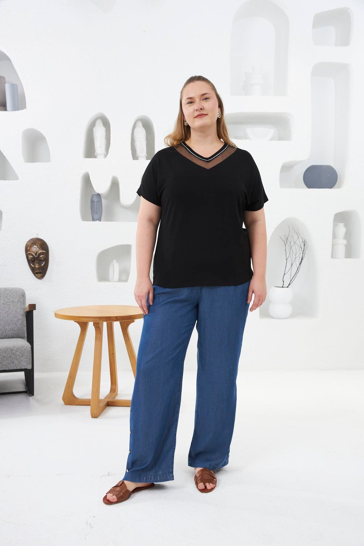 Yaka Tül Ve Taş Detaylı Büyük Beden Tişört Siyah